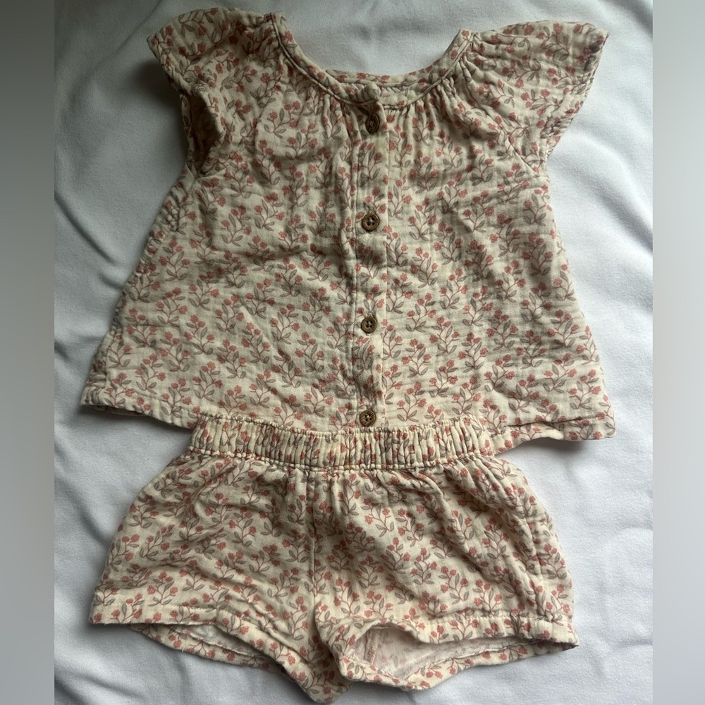 Baby Girl Two-Pieces Outfit (3-6 months).